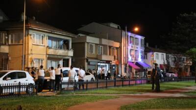 - Bir iş yerine giren şüpheliyi, polis ekipleri ve yakınları