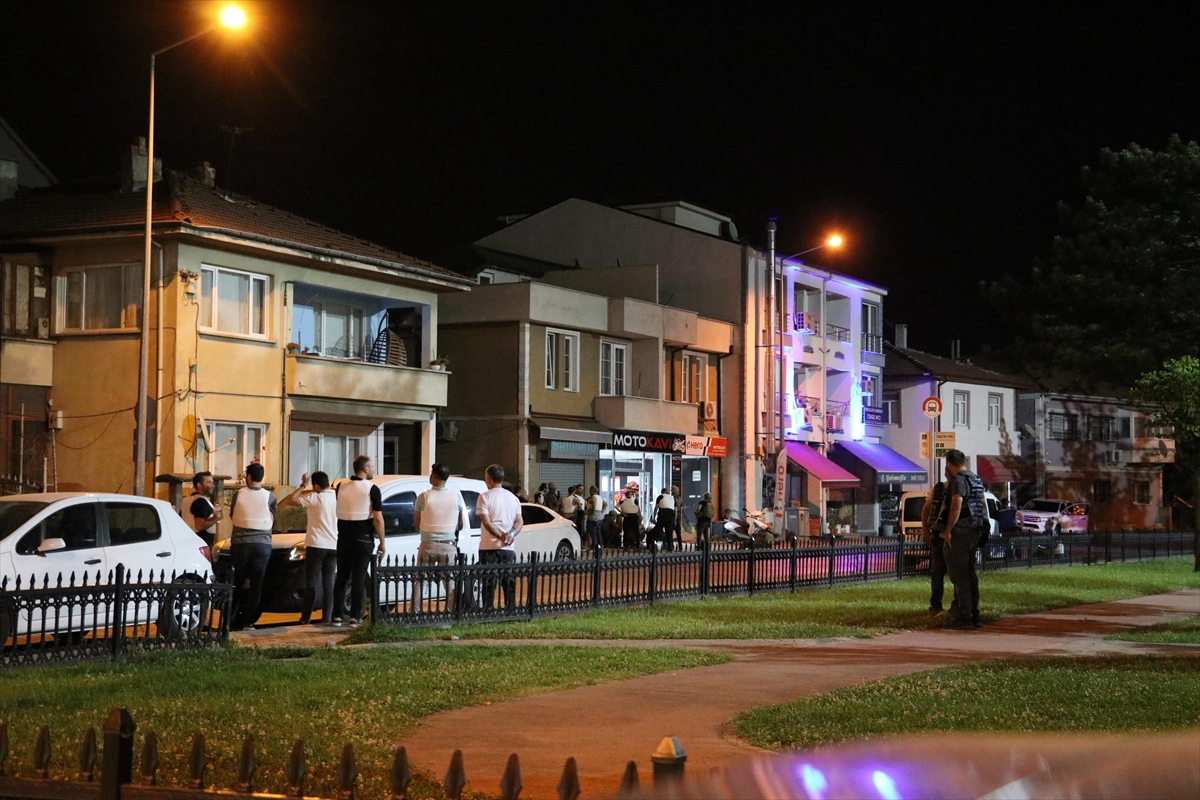 - Bir iş yerine giren şüpheliyi, polis ekipleri ve yakınları