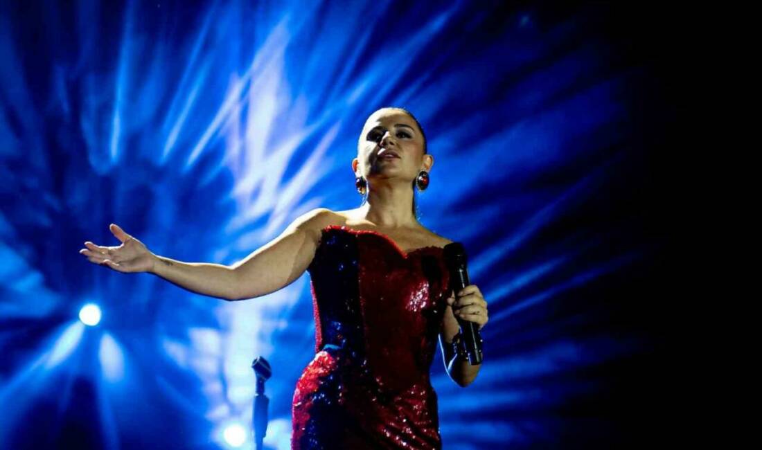 Samsun’da sahneye çıkan ünlü şarkıcı Merve Özbey, on binlerce hayranına