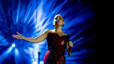 Samsun’da sahneye çıkan ünlü şarkıcı Merve Özbey, on binlerce hayranına