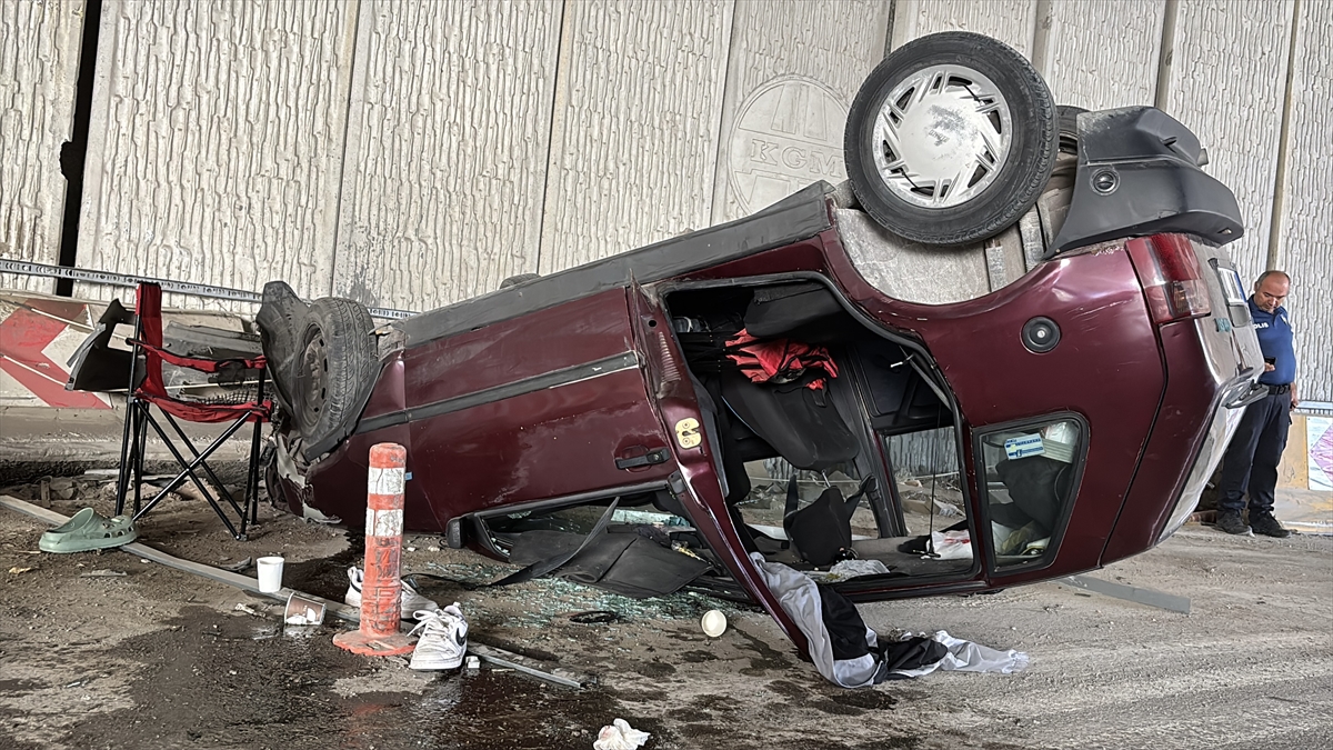 SAMSUN (AA) – Samsun’un İlkadım ilçesinde devrilen otomobildeki 5 kişi