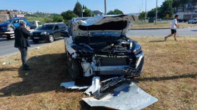 Samsun’da kavşakta iki otomobilin çarpışması sonucu meydana gelen trafik kazasında