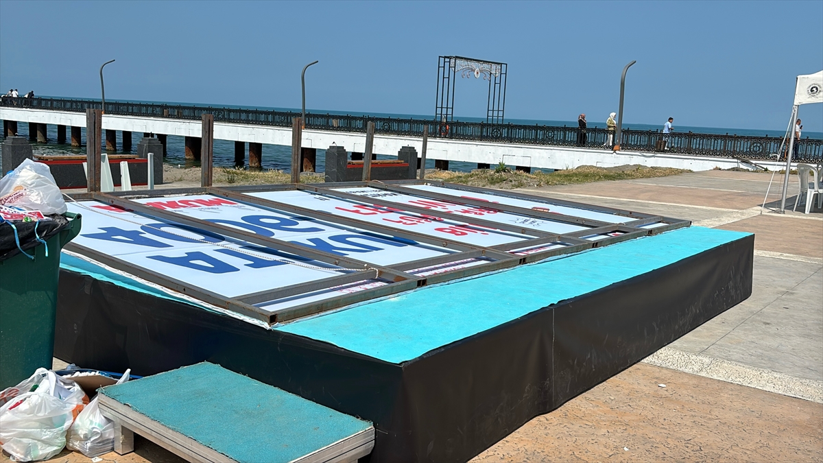 SAMSUN (AA) – Samsun’un Atakum ilçesinde üzerlerine pankart düşen 5