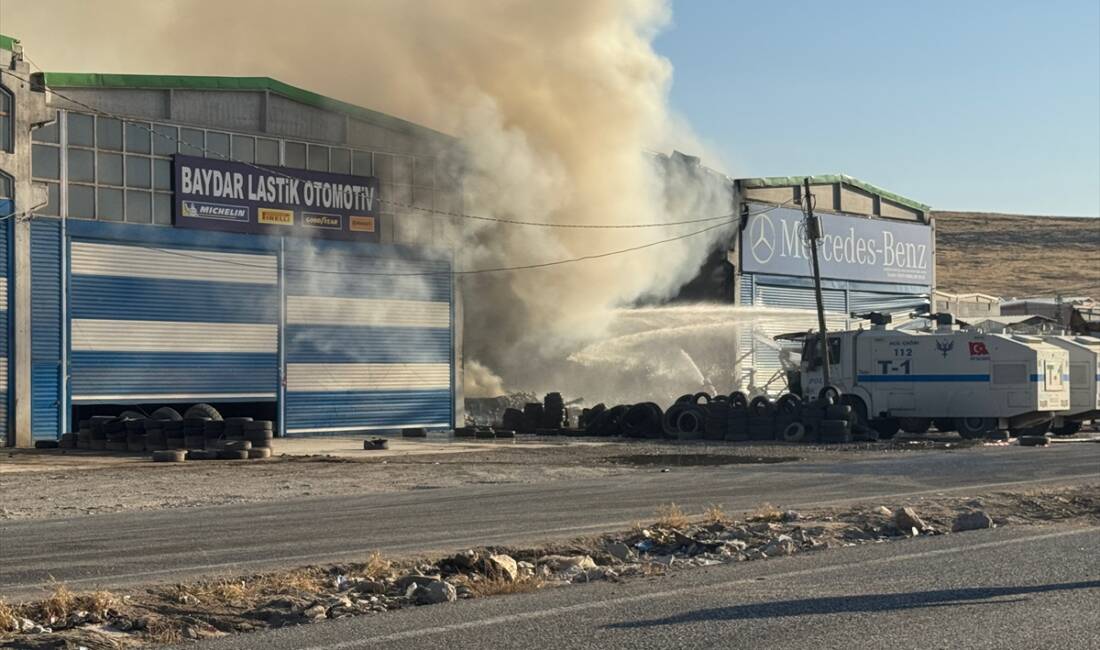 ŞANLIURFA (AA) – Şanlıurfa’da bir hırdavatçıda çıkan yangın itfaiye ekiplerinin
