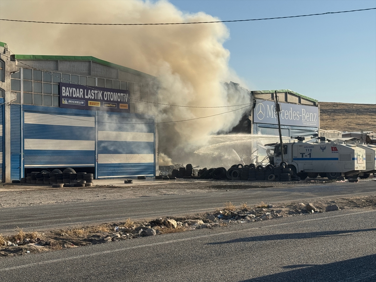ŞANLIURFA (AA) – Şanlıurfa’da bir hırdavatçıda çıkan yangın itfaiye ekiplerinin