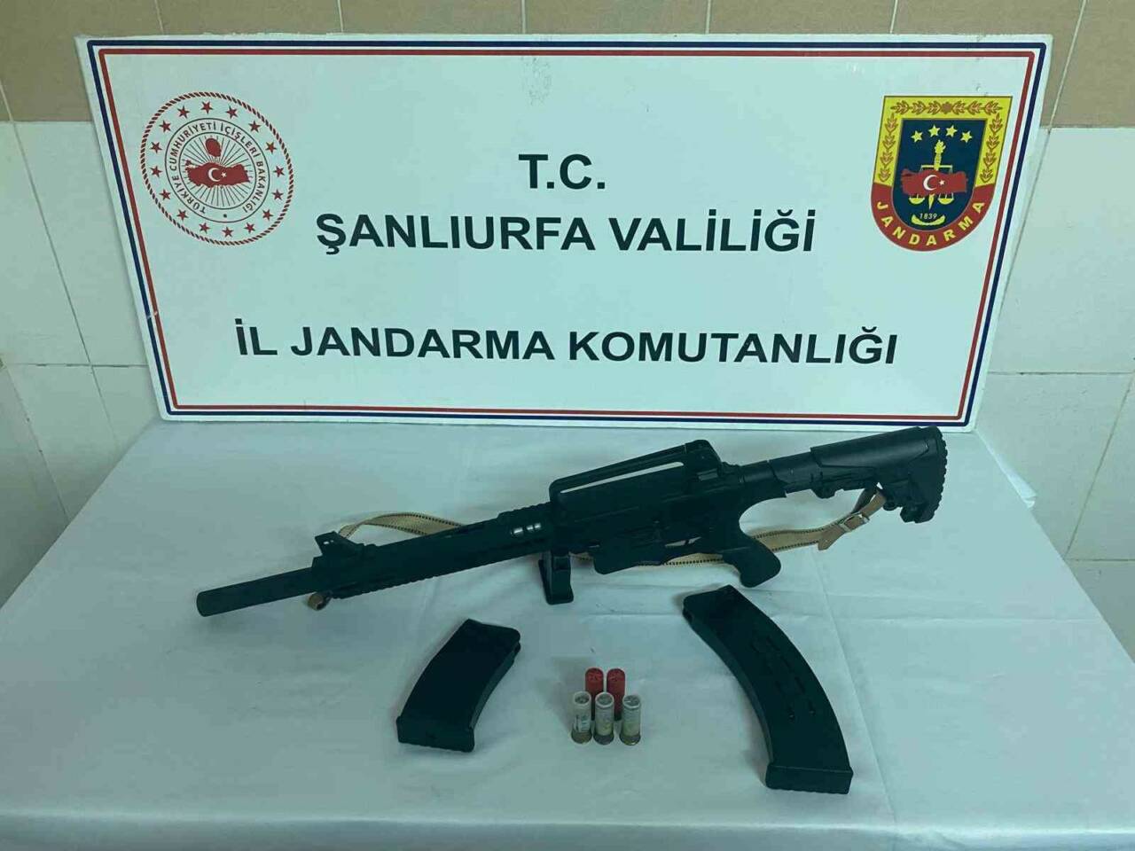 Şanlıurfa’da silah kaçakçılarına yapılan operasyonda çok sayıda silah ele geçirildi.