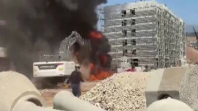 Hatay’ın Kırıkhan ilçesinde şantiye alanında başlayıp binaya sıçrayan yangını itfaiye