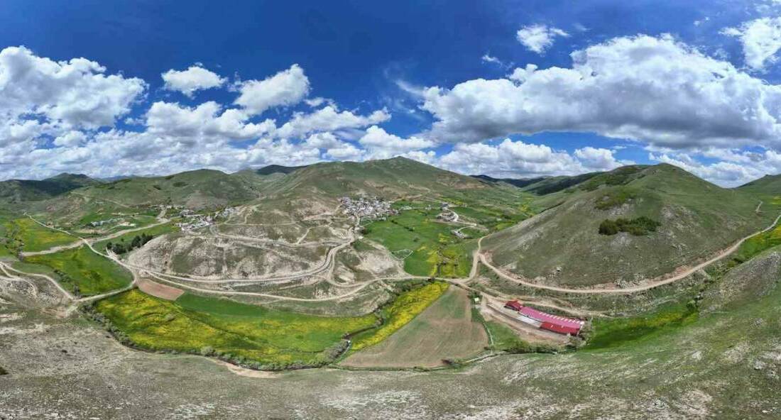 Gümüşhane merkeze bağlı Sarıçiçek köyü, vadi boyunca adını aldığı sarı