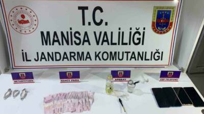 Manisa’nın Sarıgöl ilçesinde jandarma ekiplerince düzenlenen uyuşturucu operasyonunda 3 şüpheli