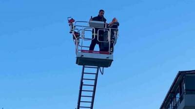 Kırıkkale’de şarja takılı telefon bataryasının patlaması sonucu apartmanda yangın çıktı.