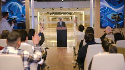 - Yönetmen Ömer Yıldırım: 
- "Hikaye orijinal ve bu kadar