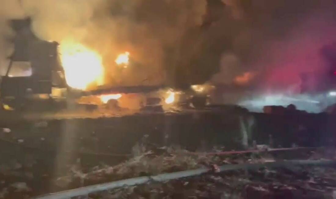 Şanlıurfa’nın Viranşehir ilçesinde seyir halindeki bir tırda yangın çıktı. Edinilen