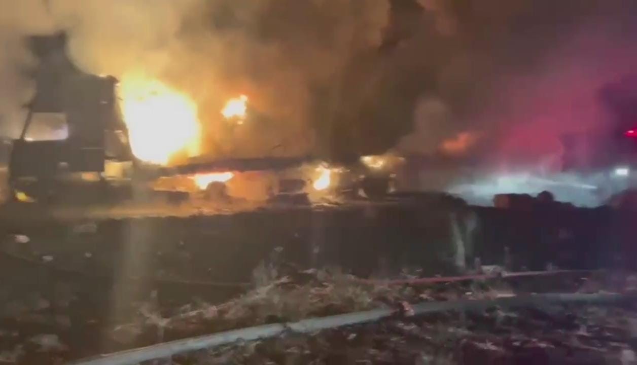 Şanlıurfa’nın Viranşehir ilçesinde seyir halindeki bir tırda yangın çıktı. Edinilen