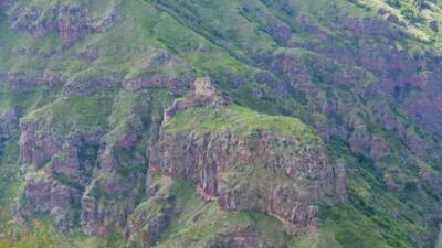 Ardahan’ın Çıldır ilçesindeki Karaçay Kanyonu’nun ortasında yer alan kayalıkların zirvesine