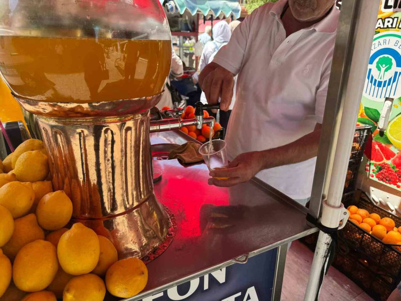 Yaz aylarının gelmesiyle ve turistlerin çoğalmasıyla Eskişehir’e özgü sifon limonataya