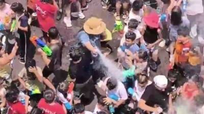 Hava sıcaklığının 40 dereceyi bulduğu Hatay’da sıcaktan bunalan öğrenciler, öğretmenleri