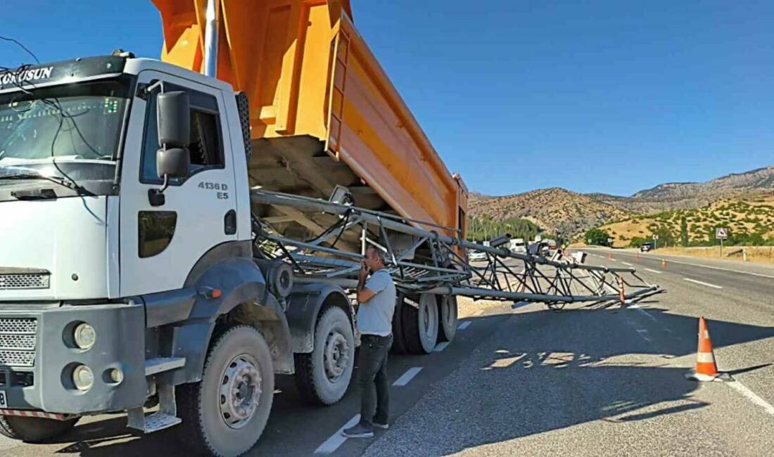 Siirt’in Baykan ilçesinde damperi açık unutulan hafriyat kamyonu, seyir halindeyken