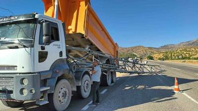 Siirt’in Baykan ilçesinde damperi açık unutulan hafriyat kamyonu, seyir halindeyken