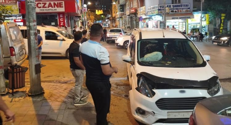Siirt’in Kurtalan ilçesinde iki aracın çarpışması sonucu araçlarda maddi hasar