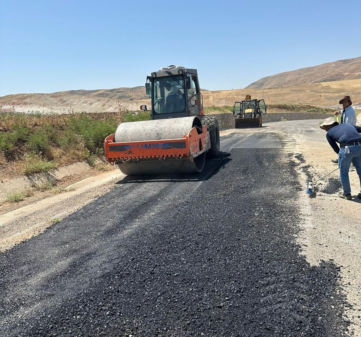 Siirt’te kırsal yollar yerli üretimle yenileniyor. Siirt İl Özel İdaresi,