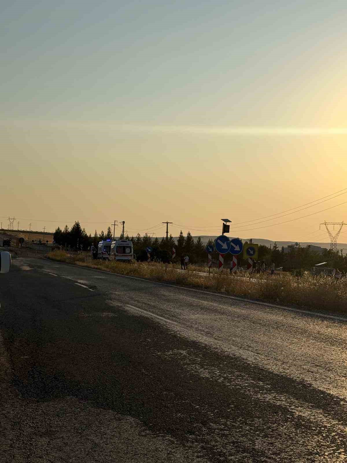 Siirt’in Kurtalan ilçesinde otomobilin devrildiği kazada 4 kişi yaralandı. Edinilen