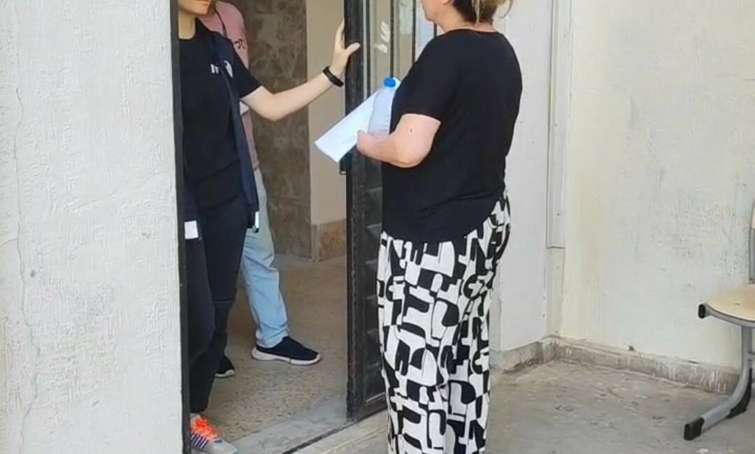 Adana’da bir kadın YKS’nin ikinci oturumu Alan Yeterlilik Testleri (AYT)