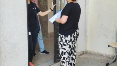 Adana’da bir kadın YKS’nin ikinci oturumu Alan Yeterlilik Testleri (AYT)