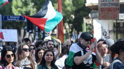 BELGRAD (AA) – Sırbistan’ın başkenti Belgrad’da, toplanan halk İsrail’e silah