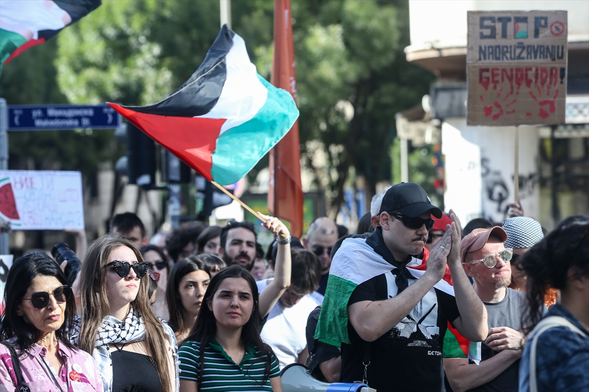 BELGRAD (AA) – Sırbistan’ın başkenti Belgrad’da, toplanan halk İsrail’e silah