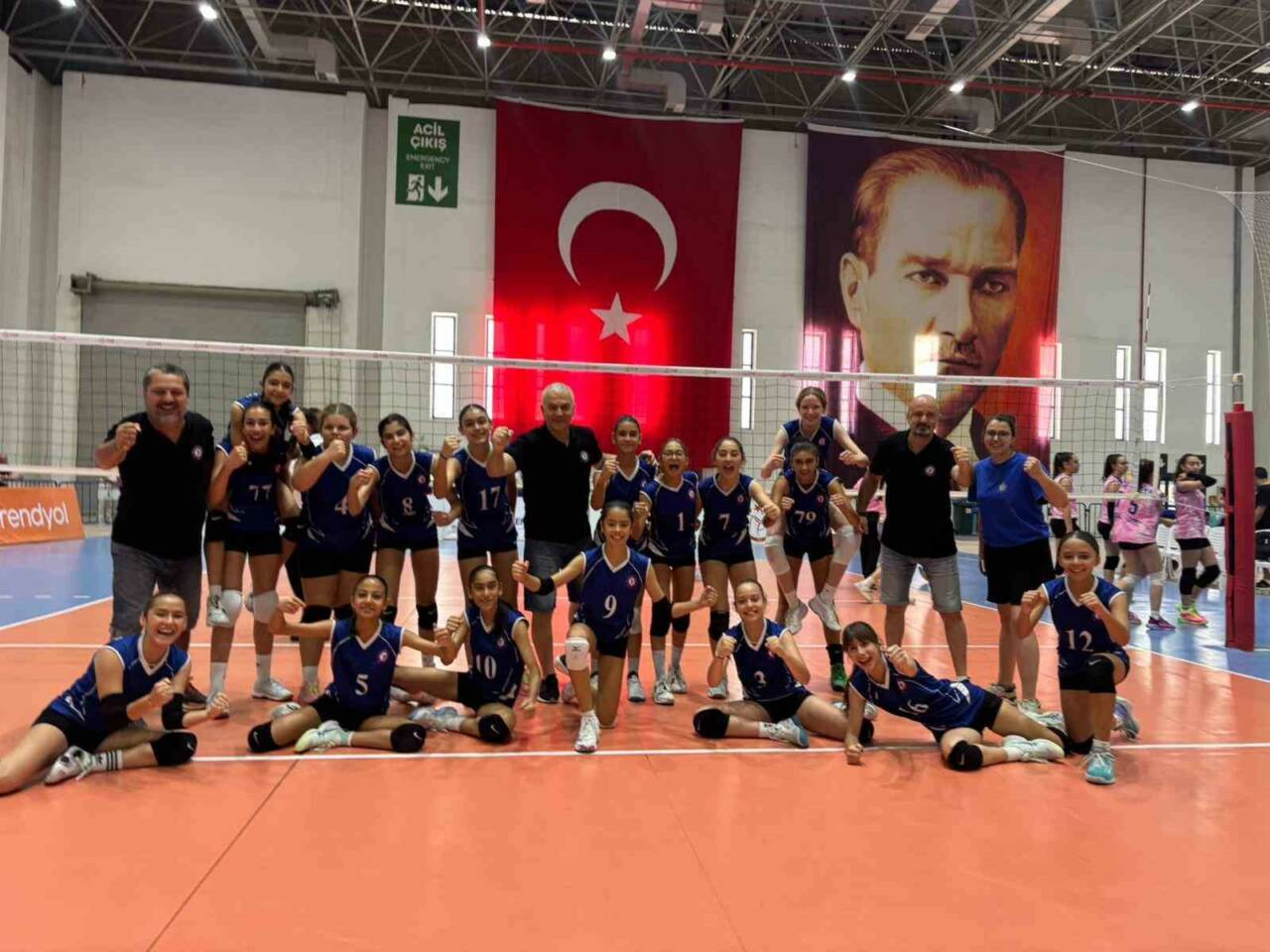 İzmir’de düzenlenen Türkiye Voleybol Midi Kızlar Finalleri’nde mücadele eden Söke