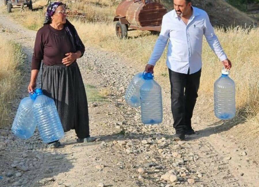 Adıyaman’ın Besni ilçesine bağlı Gümüşlü Köyü’nde yaşayan vatandaşlar, sularının akmamasına