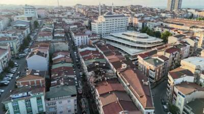 Sultangazi’de 4 katlı bir binanın çatısında yangın çıktı. 2 binanın