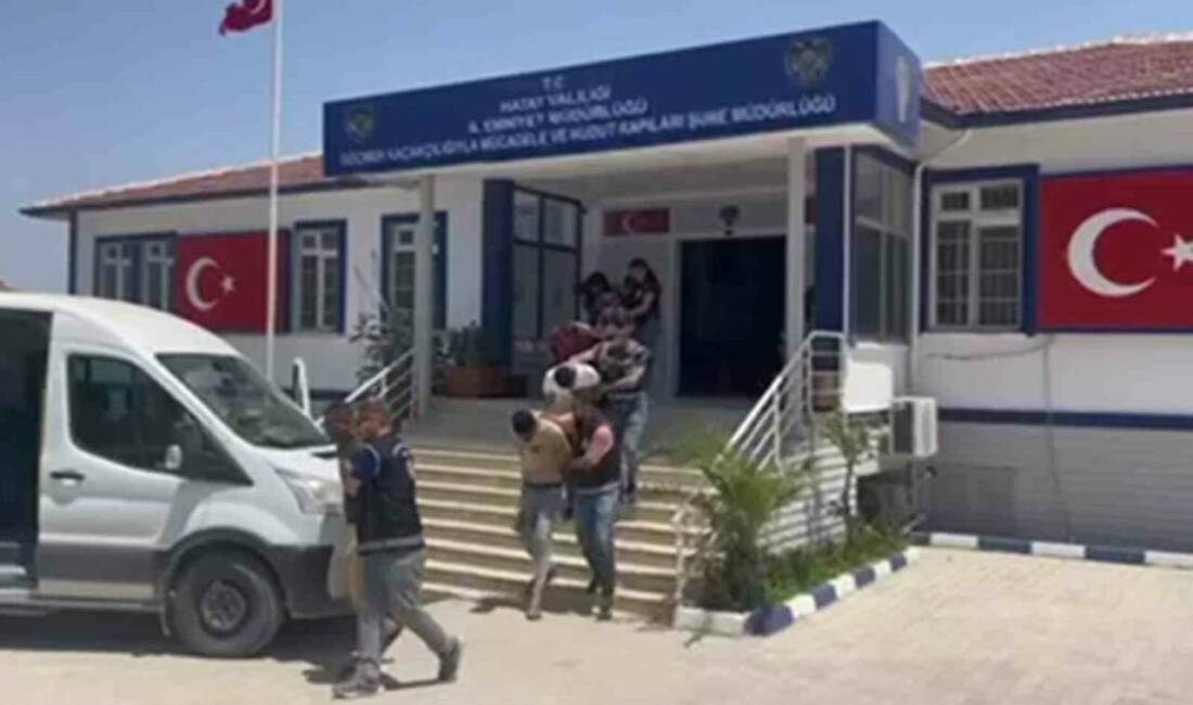 Hatay’da elektronik şirketi LG logolu teknik servis aracıyla göçmen kaçırırken