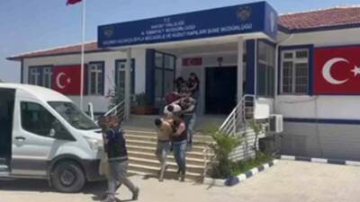 Hatay’da elektronik şirketi LG logolu teknik servis aracıyla göçmen kaçırırken