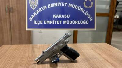 Sakarya’nın Karasu ilçesinde ruhsatsız silahla yakalanan şahıs, polis ekiplerince gözaltına
