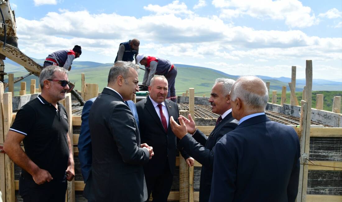 ARDAHAN – Ardahan’ın Çıldır ilçesindeki Karaçay Kanyonu’nun ortasında yer alan