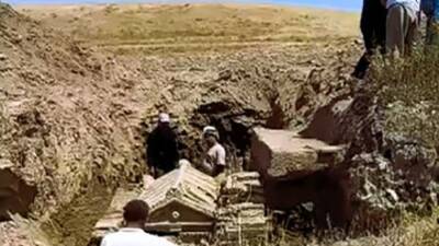 Denizli’nin Çivril ilçesinde tarlada yaptıkları kaçak kazı sonucu binlerce yıllık