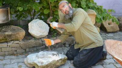 Ordu’nun Ünye ilçesinde yaşayan Muzaffer Sönmez, çocukluk yıllarından itibaren taş