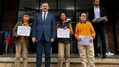 Bitlis’in Tatvan ilçesindeki Sultan Alparslan İmam Hatip Ortaokulu’ndan 3 öğrenci,