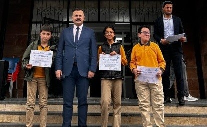 Bitlis’in Tatvan ilçesindeki Sultan Alparslan İmam Hatip Ortaokulu’ndan 3 öğrenci,