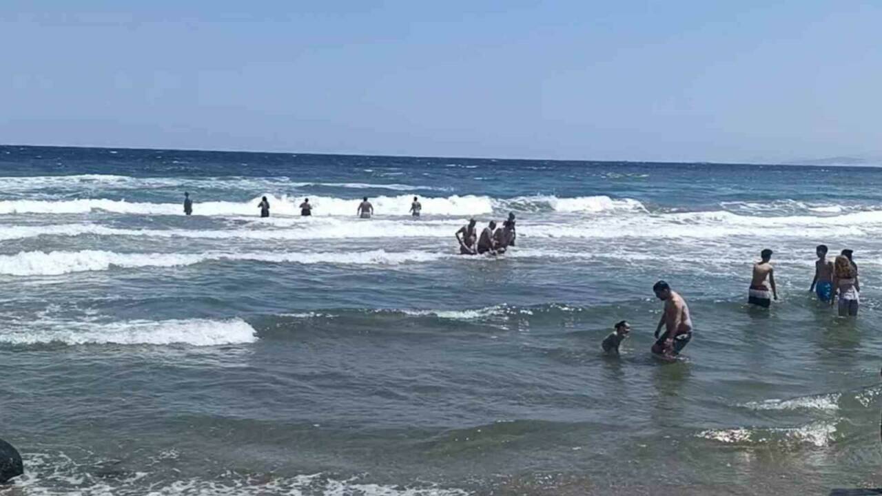 Tekirdağ’ın Süleymanpaşa ilçesi Kumbağ sahilinde denize giren 3 kişi, farklı