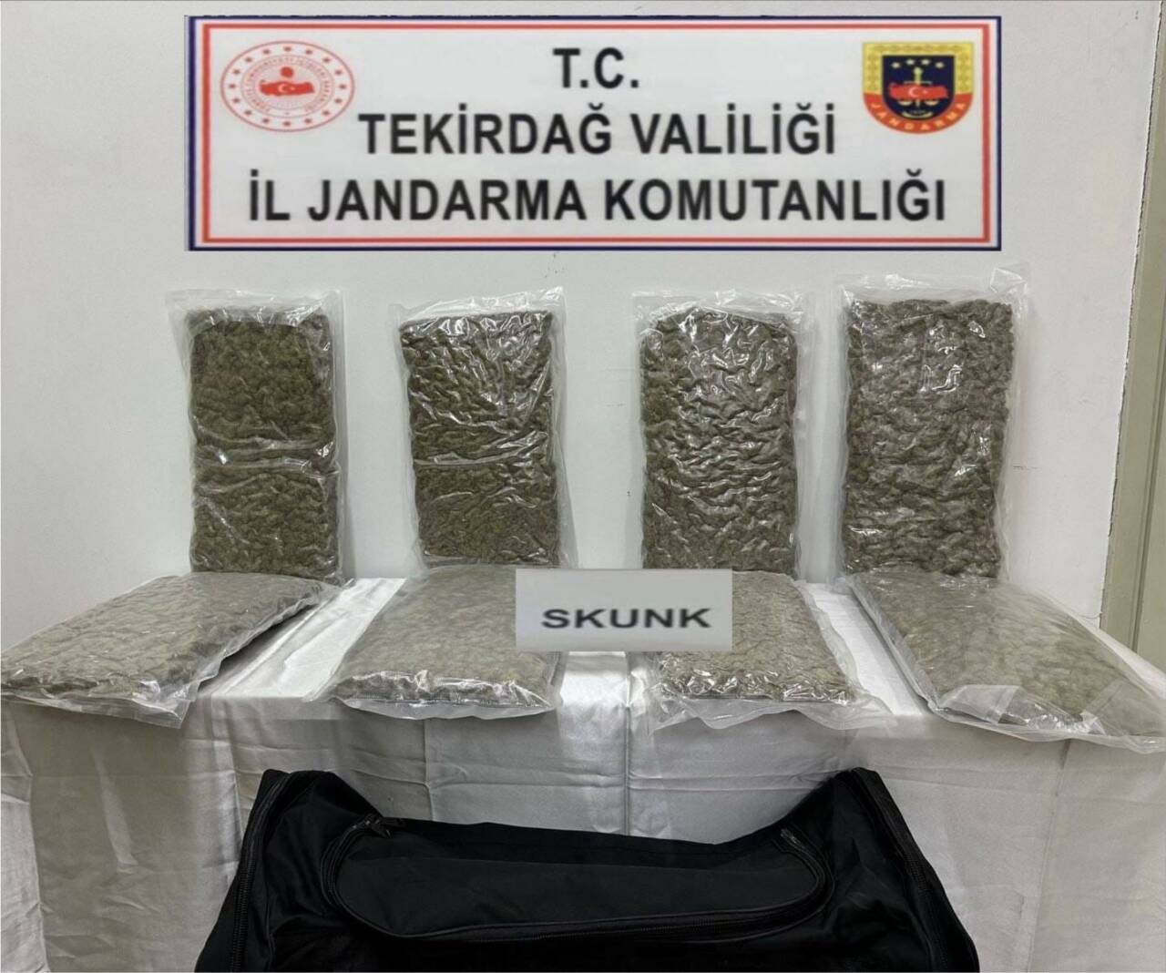 Tekirdağ’ın Ergene ilçesinde bir otomobilde yapılan aramada 12 kilogram skunk