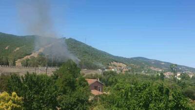 Kocaeli TEM Otoyolu kenarında çıkan yangın, ormanlık alana sıçradı. Havadan