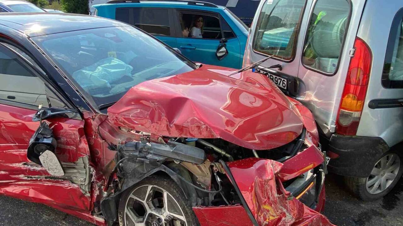 Kocaeli TEM Otoyolu’da 8 aracın karıştığı zincirleme trafik kazasında kimsenin