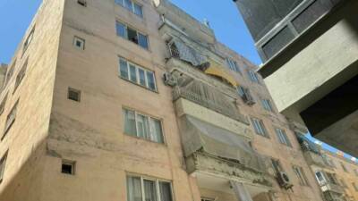 Şanlıurfa’nın Birecik ilçesinde camları silen temizlikçi kadın, 4’üncü kattan düşerek