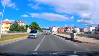 Gümüşhane’nin Kelkit ilçesinde ters yönde seyreden iki araca toplam 18