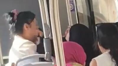 Denizli’de 2 yaşındaki kızıyla birlikte halk otobüsüne binen tesettürlü kadına