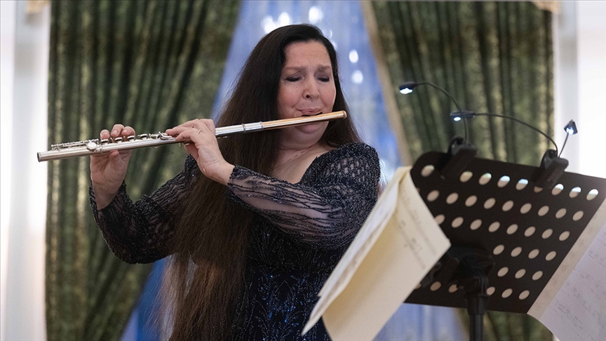 "Sihirli Flüt" olarak tanınan flüt sanatçısı Şefika Kutluer, konserler vermek