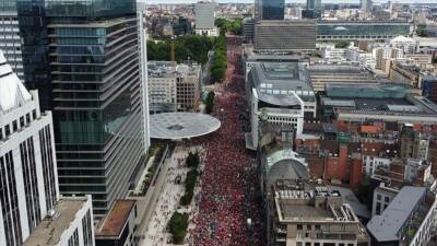 Belçika'nın başkenti Brüksel'de kırmızı giysileriyle bir araya gelen on binlerce