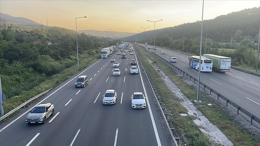 Bayram tatilini memleketlerinde ya da tatil beldelerinde geçirmek isteyenler, yollarda
